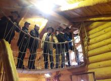 Reiter besichtigen die Sauna
